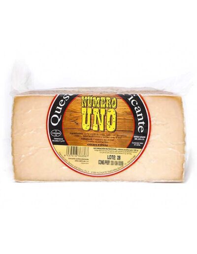 Cuña de queso de oveja curado picante "Número Uno" envasado al vacío.