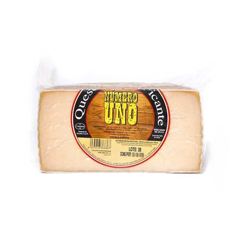 Cuña de queso de oveja curado picante "Número Uno" envasado al vacío.