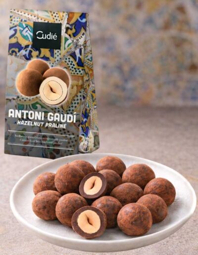 Plato con bombones de avellana Cudié junto a su estuche de diseño gaudiano.