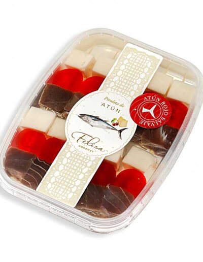 Bandeja de Piruletas de Atún Felisa Gourmet con dados de atún rojo salvaje, queso y guinda dulce.