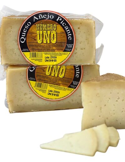 Cuñas de queso añejo picante "Número Uno" envasadas al vacío junto a una cuña cortada.