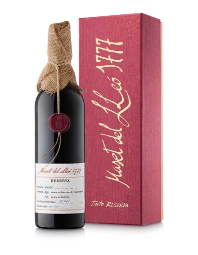 Botella de vino Maset del Lleó 1777 junto a una caja roja.
